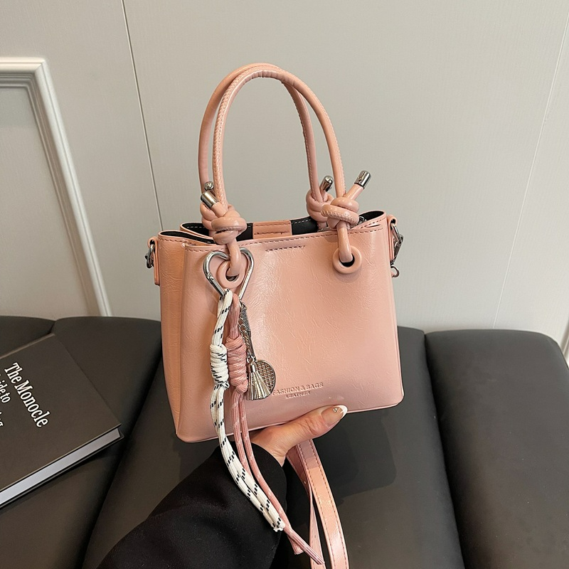 Damen Bucket Bag ⎜ Glänzende Umhängetasche mit Griff für Alltag und Events
