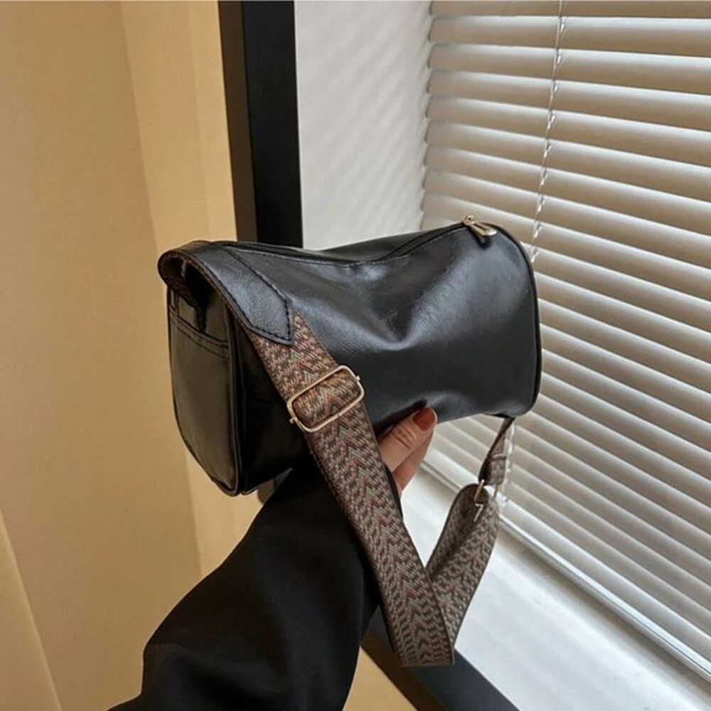 Umhängetasche für Damen ⎜ Kleine Vintage-Tasche aus Kunstleder mit breitem Gurt für Alltag und Freizeit