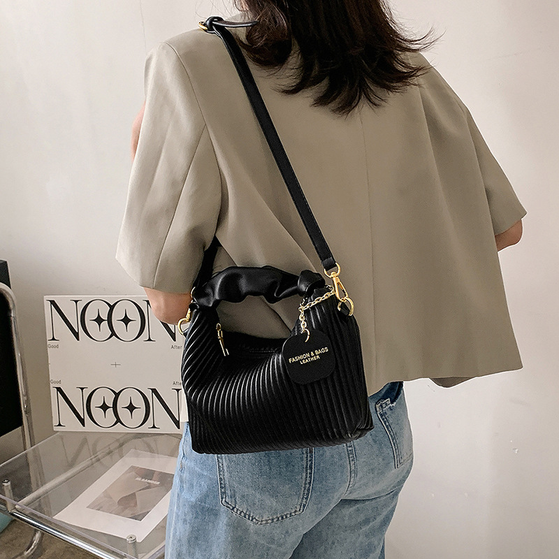 Umhängetasche für Damen ⎜ Kleine gesteppte Handtasche mit Rüschengriff und modernem Design