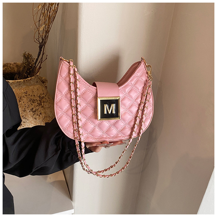 Schultertasche für Damen ⎜ Modische Kettentasche mit Rautenmuster und Halbmondform für Ausgehen und Alltag