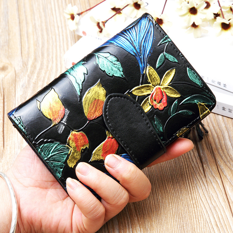 Damen Kurz-Geldbörse aus Leder ⎜ Stilvolle Brieftasche mit Blumenprägung und praktischem Druckknopfverschluss