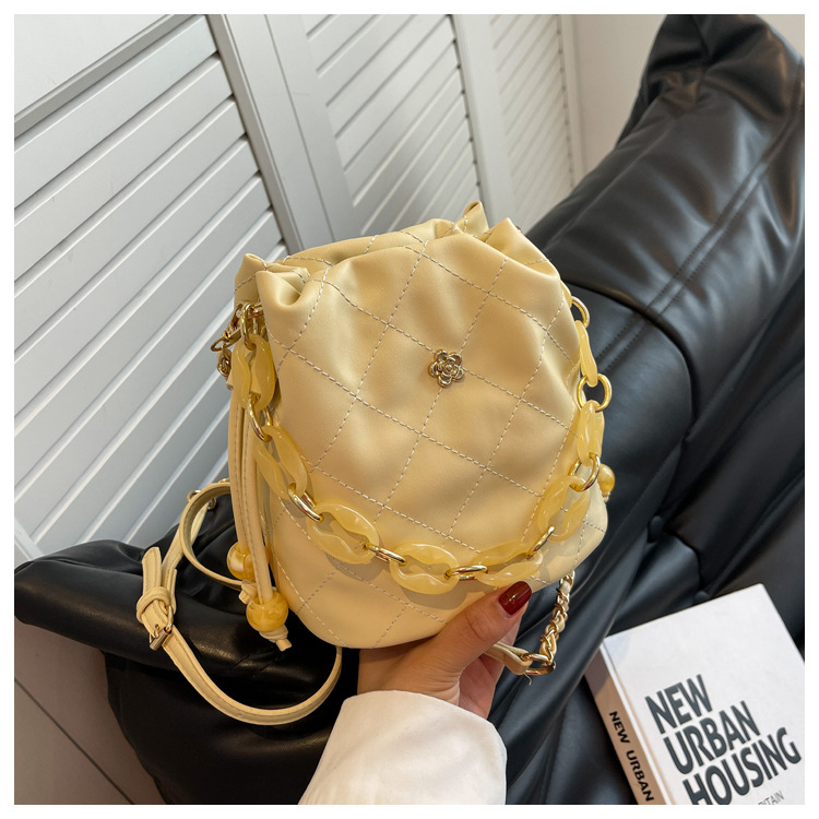 Beuteltasche für Damen ⎜ Gestepptes Design mit Kettenriemen für stilvolle Looks im Alltag und unterwegs