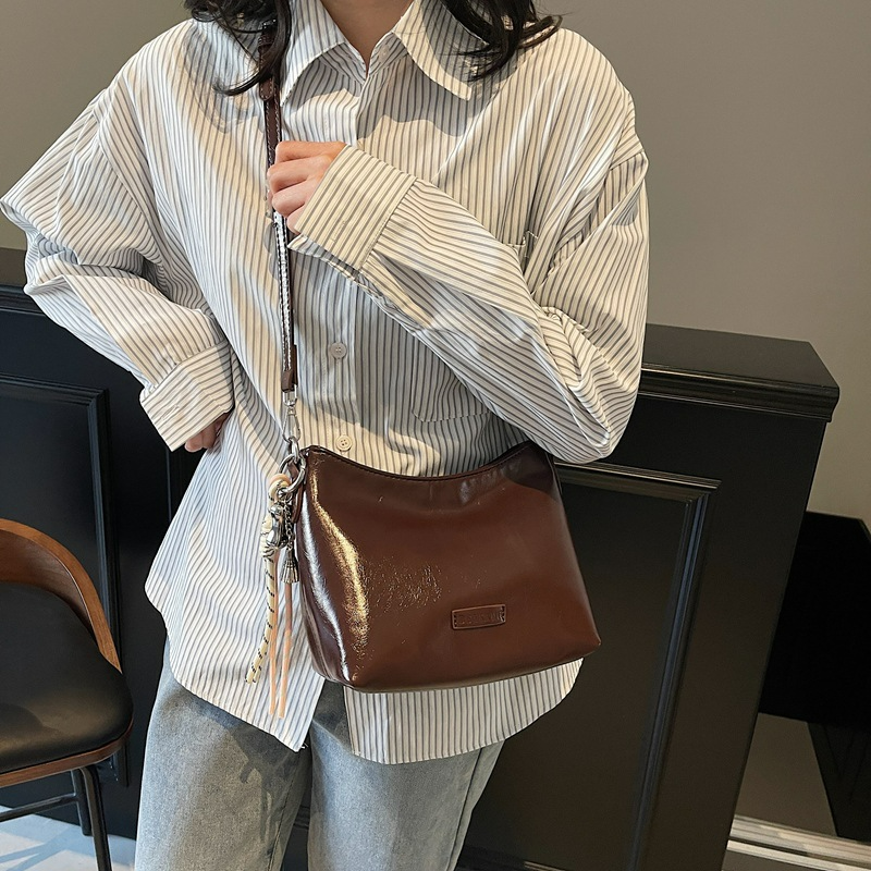 Damen Schultertasche im Bucket-Stil ⎜ Modische Unterarmtasche mit Riemen für Alltag und Freizeit