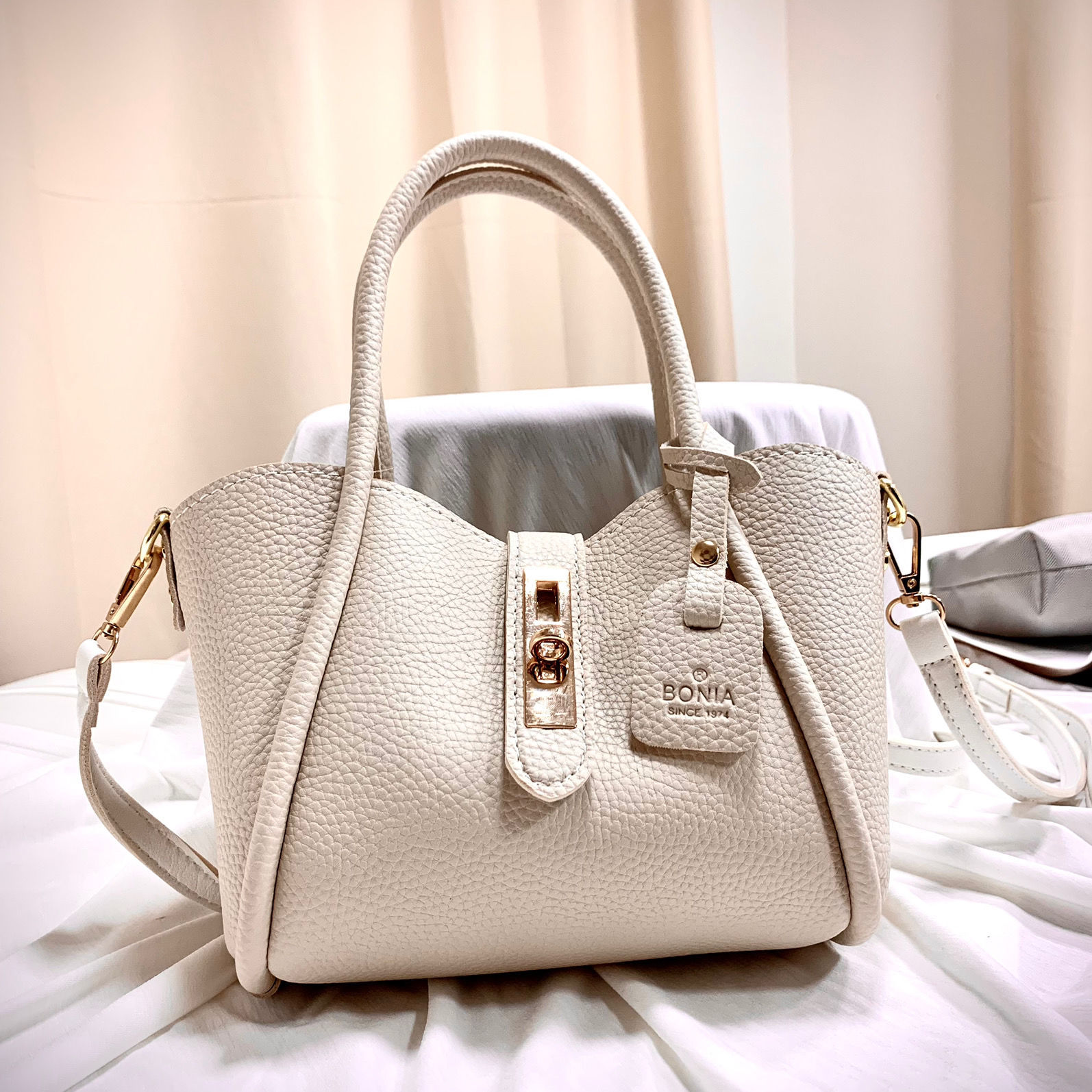 Elegante Handtasche für Damen ⎜ Weiße Tasche mit Dekorativem Schal und Goldenen Details