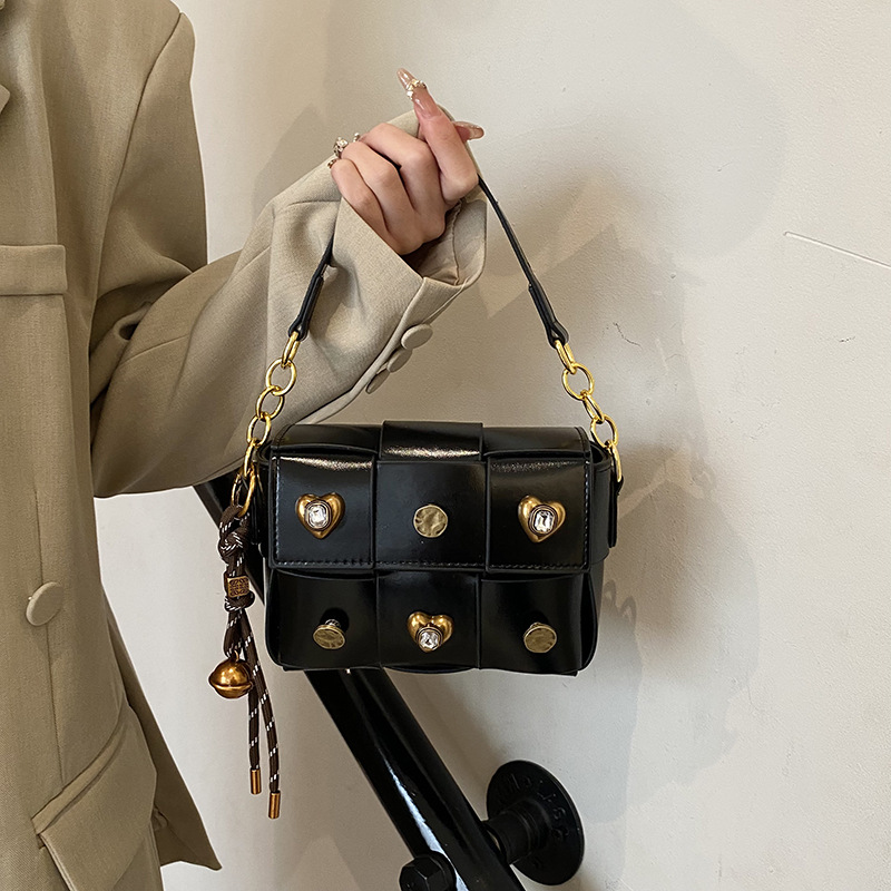 Umhängetasche für Damen ⎜ Kleine Schultertasche mit Nieten und Herzdetails für stilvolle Outfits