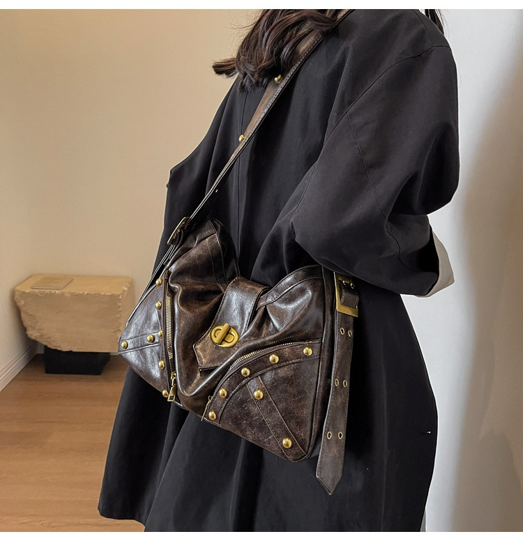 Umhängetasche für Damen ⎜ Modische Nieten Schultertasche mit viel Stauraum für Alltag und Ausgehen