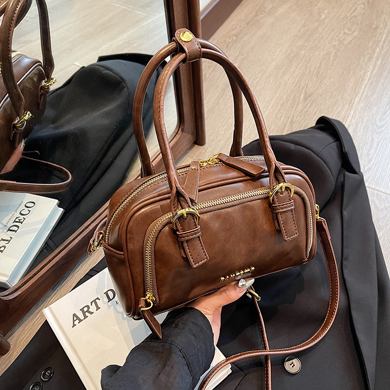 Umhängetasche für Damen ⎜ Retro Bowlingtasche mit Handgriff und Schulterriemen für Alltag und Ausgehen
