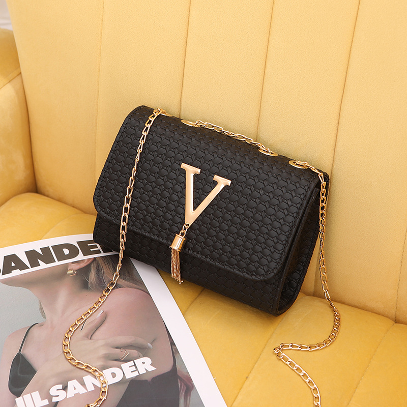Umhängetasche für Damen ⎜ Modische Schultertasche mit Karomuster, Quaste und viel Stauraum für jeden Anlass