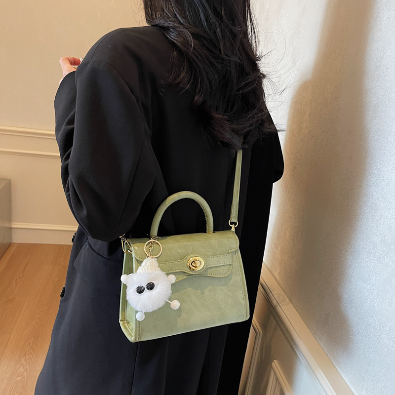 Schultertasche mit Drehverschluss ⎜ Kompakte Umhängetasche für Damen mit Kurzgriff und Plüschanhänger