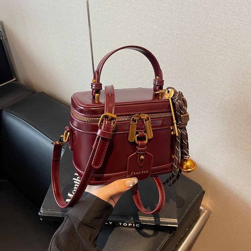 Umhängetasche für Damen ⎜ Retro Schultertasche in Boxform mit Reißverschluss und dekorativem Anhänger