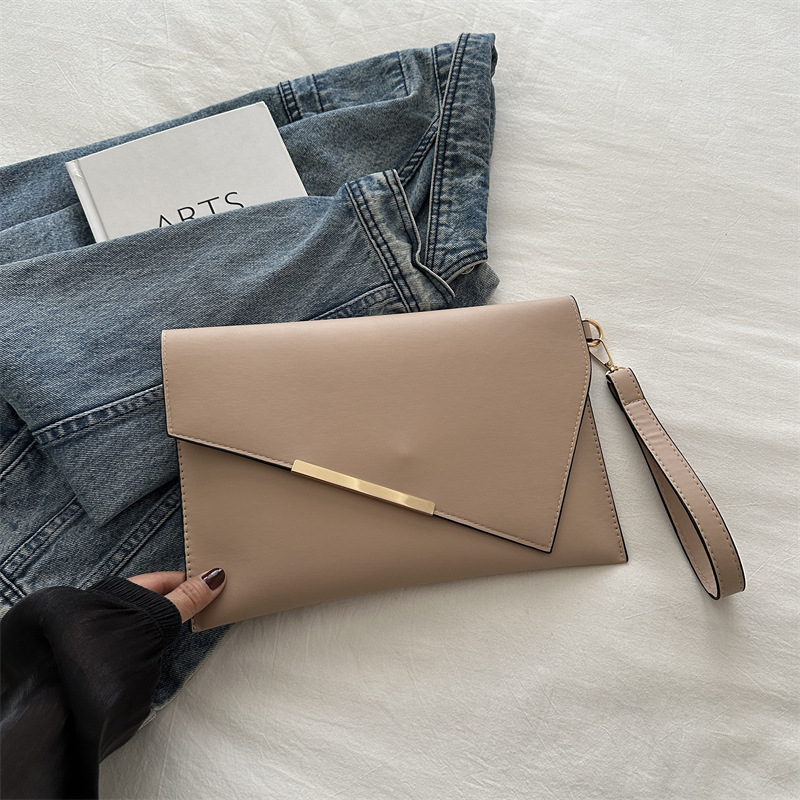 Clutch für Damen ⎜ Elegante Umschlagtasche in Briefumschlag-Optik mit Handgelenkriemen für besondere Anlässe