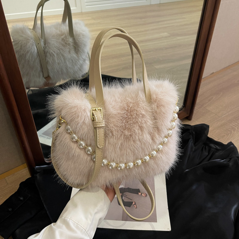 Umhängetasche für Damen ⎜ Flauschige Wintertasche mit Perlendekor und Tragegriff für Alltag und Events