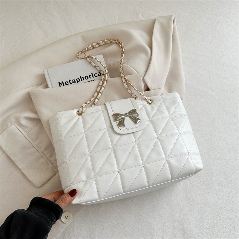 Shopper Tasche für Damen ⎜ Gepolsterte Umhängetasche mit Kettengurt und großer Schleife für stilvolle Outfits