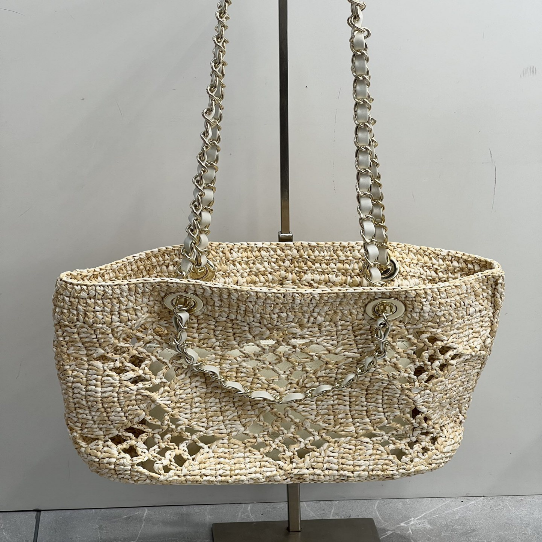 Strandtasche für Damen ⎜ Geflochtene Umhängetasche aus Stroh mit luftigem Design für Sommer und Urlaub