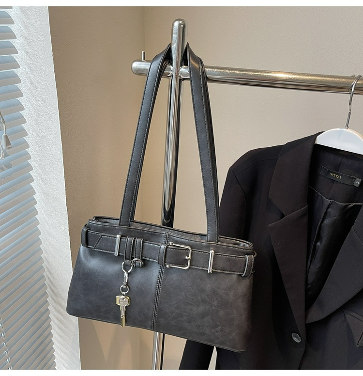 Damen Handtasche im Retro-Stil ⎜ Elegante Schultertasche mit Riemendetail und Schlüsselanhänger für Büro und Alltag