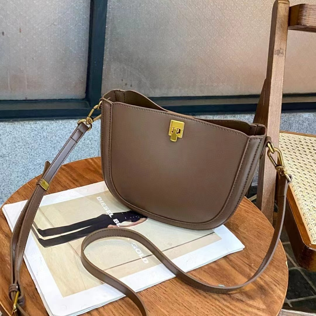 Damen Umhängetasche aus Leder ⎜ Schlichte Schultertasche mit Verstellbarem Riemen und Kompaktem Design
