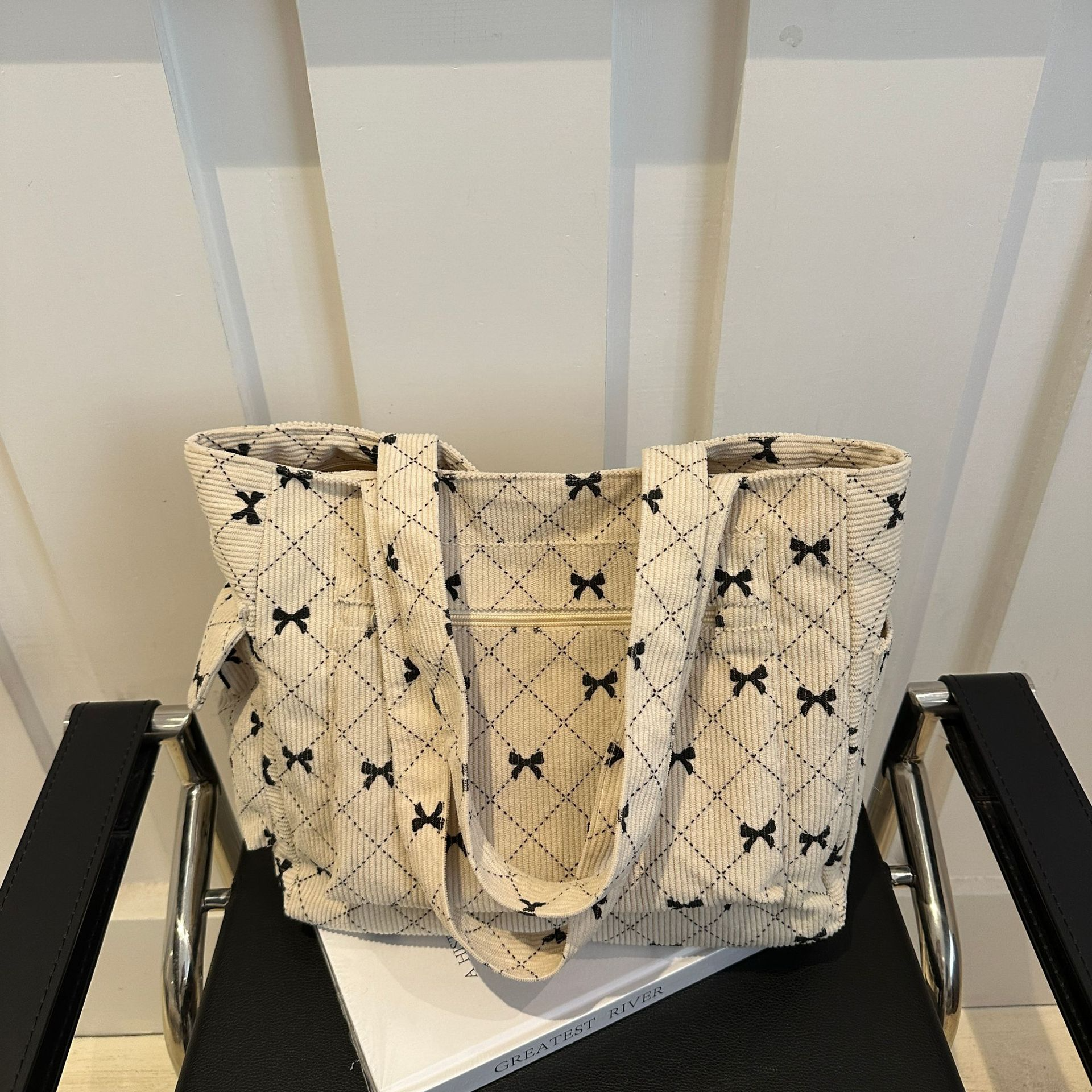 Tote Bag für Damen ⎜ Modische Schultertasche mit Schleifenmuster für Alltag und Freizeit
