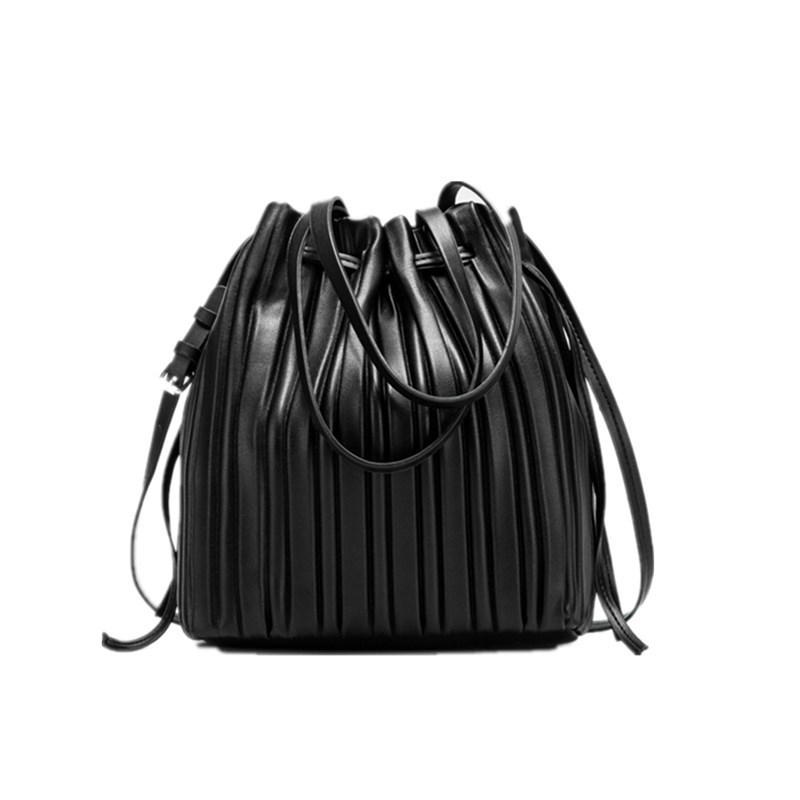 Schultertasche für Damen ⎜ Modische Beuteltasche mit Faltenoptik und großem Stauraum für unterwegs