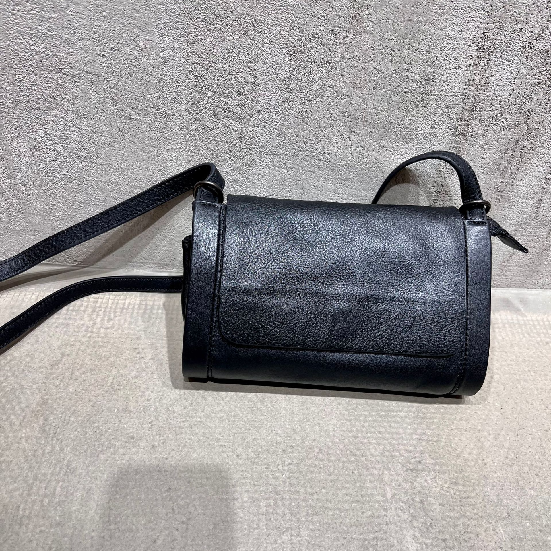 Umhängetasche aus Echtleder für Damen ⎜ Handgefertigte Schultertasche mit mehreren Fächern für den Alltag