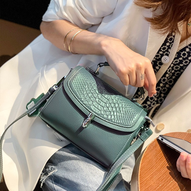 Umhängetasche für Damen ⎜ Elegante Schultertasche mit Klappe und Tragegriff
