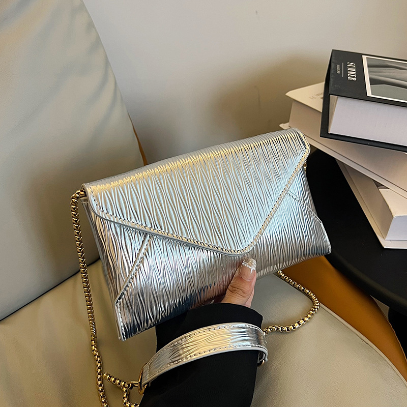 Umhängetasche für Damen ⎜ Glänzende Schultertasche mit Umschlagdesign und großem Stauraum