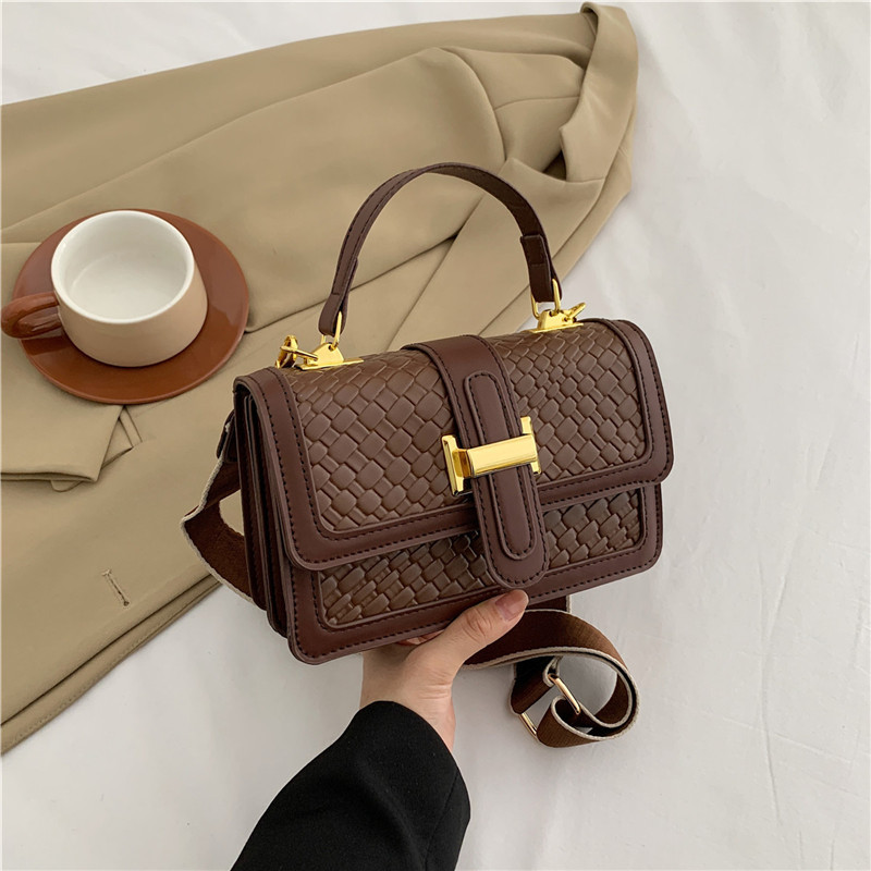 Umhängetasche für Damen ⎜ Kompakte Schultertasche mit Flechtdesign und goldener Schnalle für elegante Auftritte