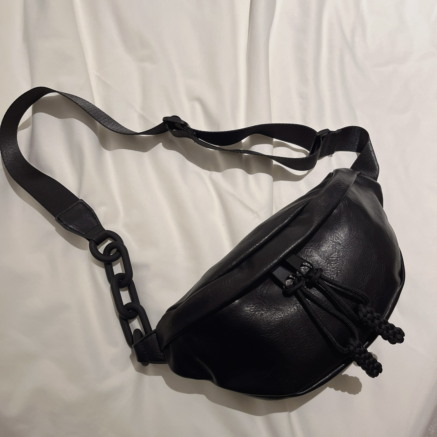 Bauchtasche für Damen und Herren ⎜ Trendige Umhängetasche aus Lederoptik mit Zierkette und breitem Schultergurt