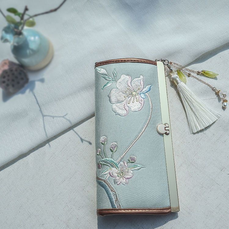 Damen Clutch mit Stickerei ⎜ Künstlerische Geldbörse im Retro-Stil mit Metallrahmen und dekorativem Anhänger