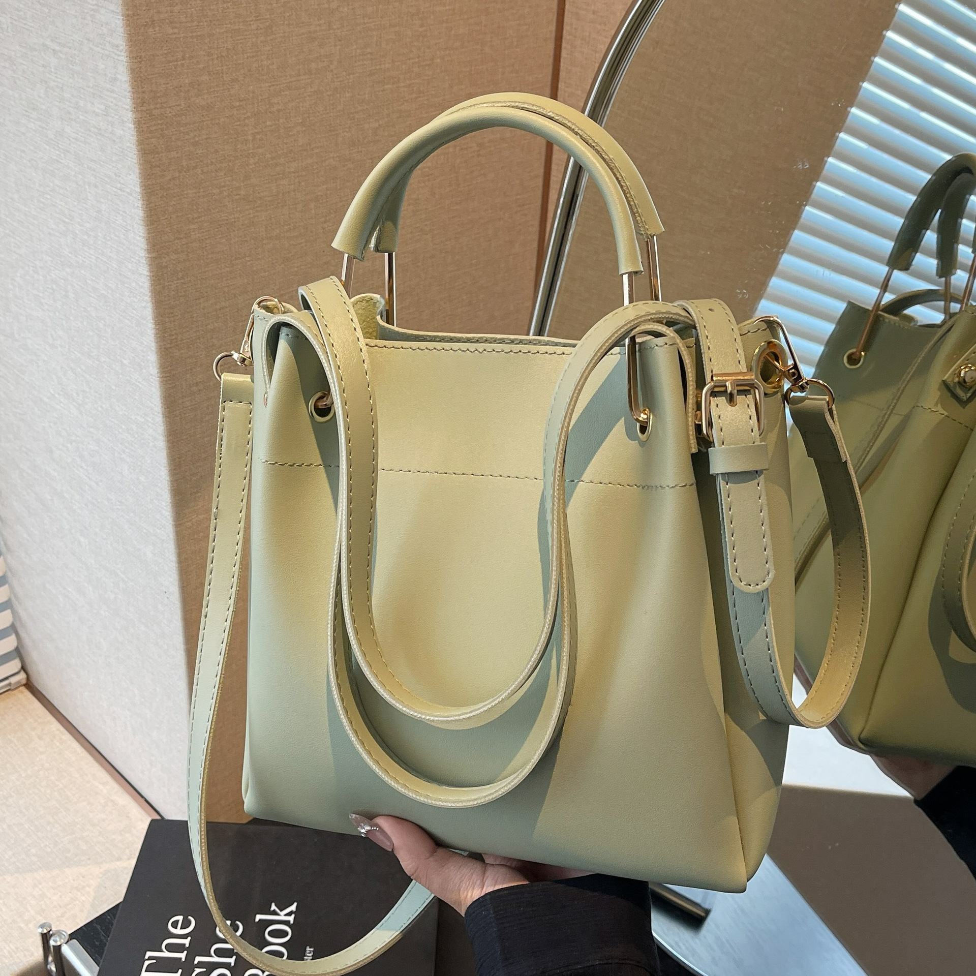 Damen Bucket Bag ⎜ Schlichte Umhängetasche mit Griff und Schulterriemen für Alltag