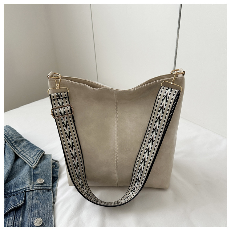 Umhängetasche für Damen ⎜ Große Schultertasche aus Leder mit breitem Gurt und viel Stauraum