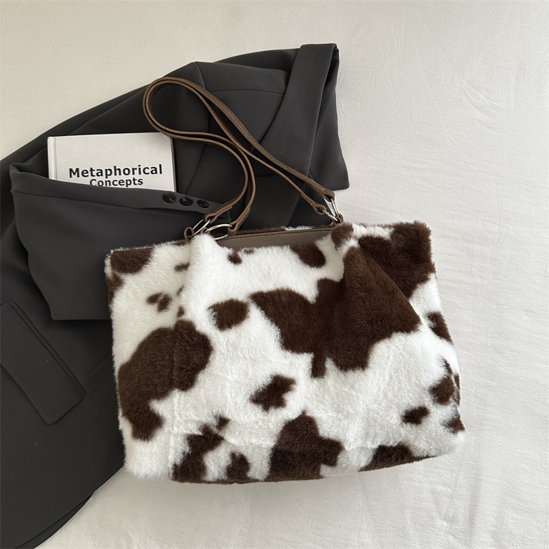 Shopper Tasche für Damen ⎜ Flauschige Schultertasche mit Kuhmuster und großem Stauraum für Alltag und Freizeit