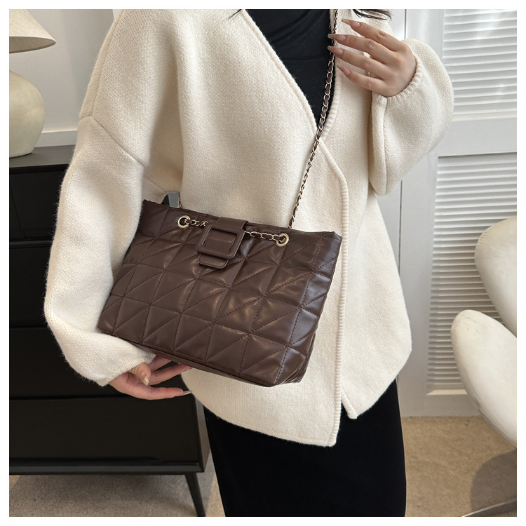 Schultertasche für Damen ⎜ Trendige Handtasche im Karo-Design mit goldener Kettenverzierung