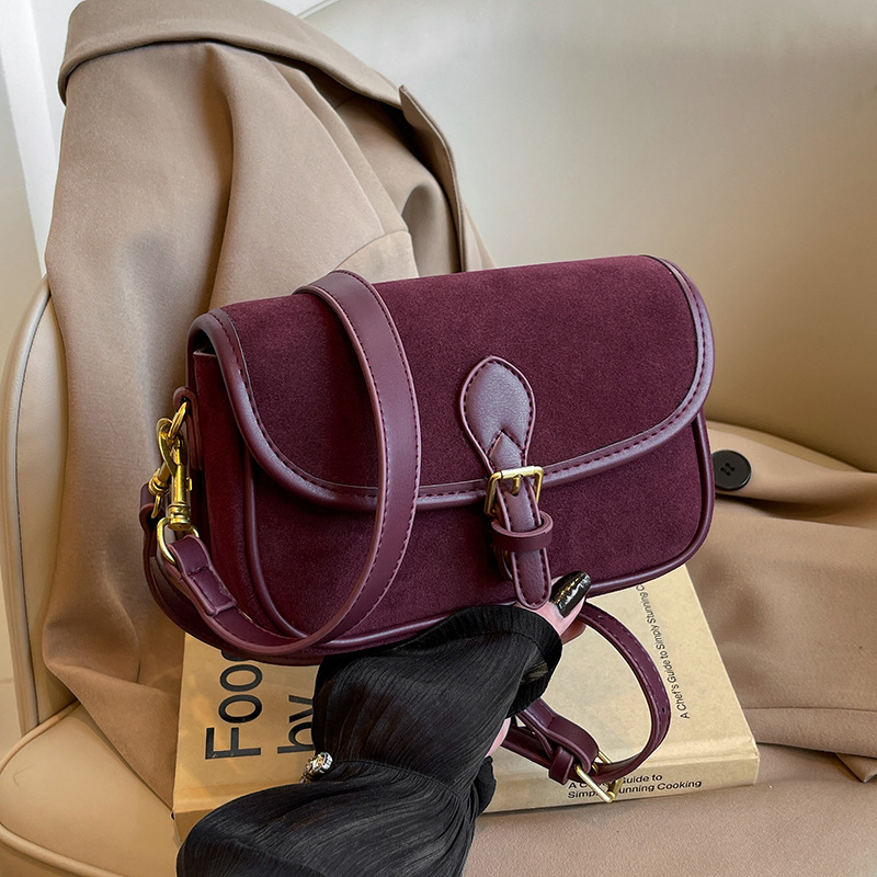 Schultertasche für Damen ⎜ Vintage Satteltasche aus Wildlederoptik mit Schnallendetail und verstellbarem Riemen