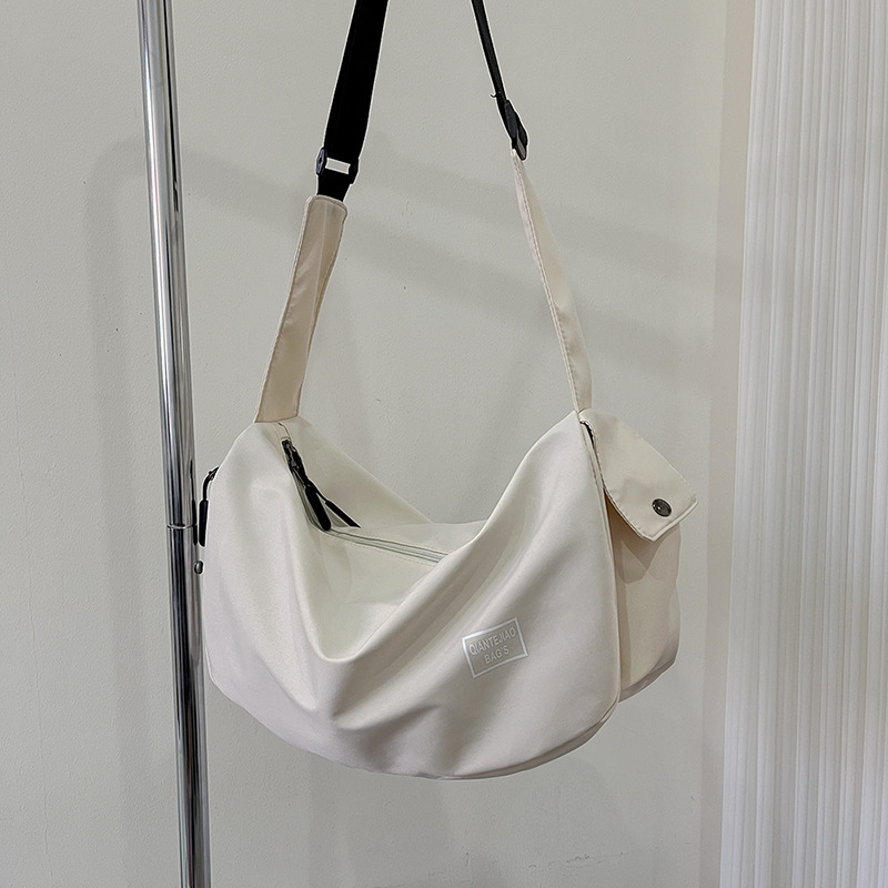 Sportliche Schultertasche für Damen ⎜ Leichte Umhängetasche aus Nylon mit viel Stauraum für Alltag und Reisen
