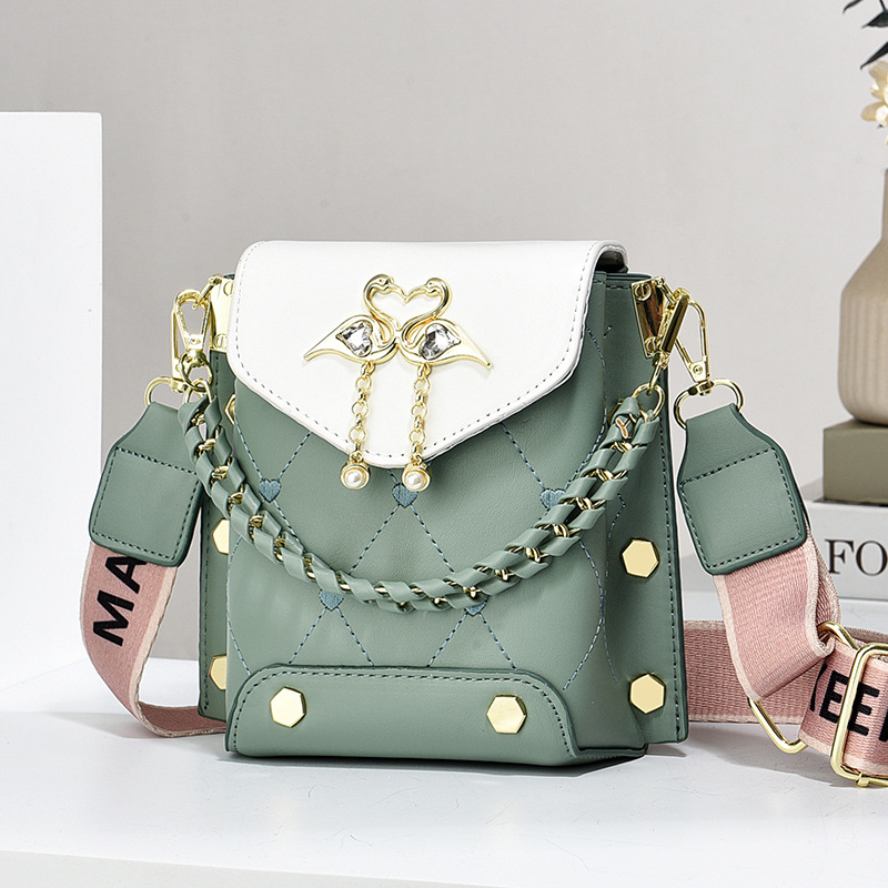 Umhängetasche für Damen ⎜ Kleine Schultertasche mit Perlenkette und Herzverschluss für stilvolle Outfits und Freizeit