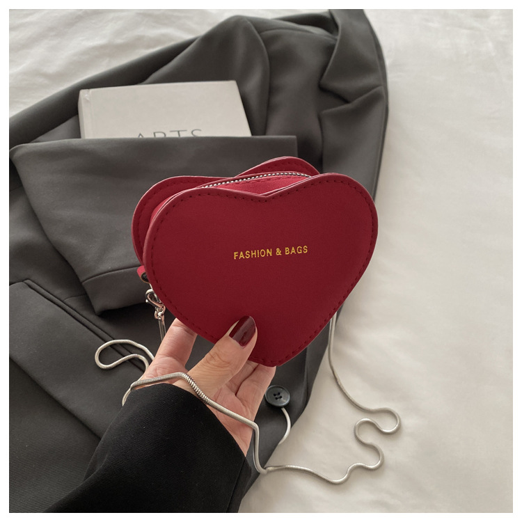 Umhängetasche für Damen ⎜ Retro-Minibag in Herzform mit Kette für stylische Outfits und besondere Anlässe