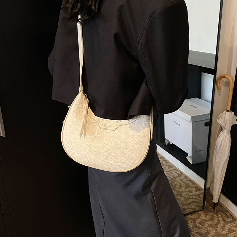Schultertasche im Halbmond-Design ⎜ Modische Umhängetasche für Damen mit Struktur und Reißverschluss