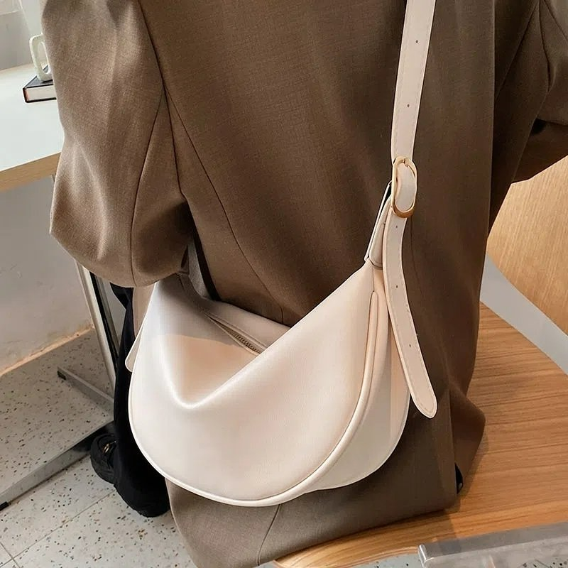 Damen Umhängetasche aus Weichem Kunstleder ⎜ Leichte Schultertasche im Halbmond-Design für Alltag und Sommer