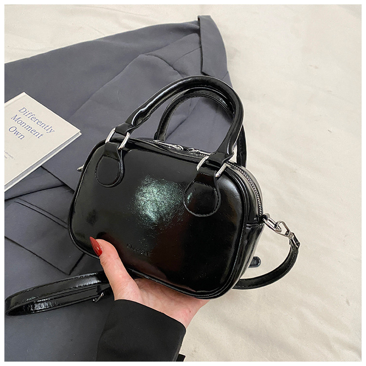 Damen Handtasche mit Umhängeriemen ⎜ Kompakte Schultertasche im eleganten Look für Alltag und Freizeit