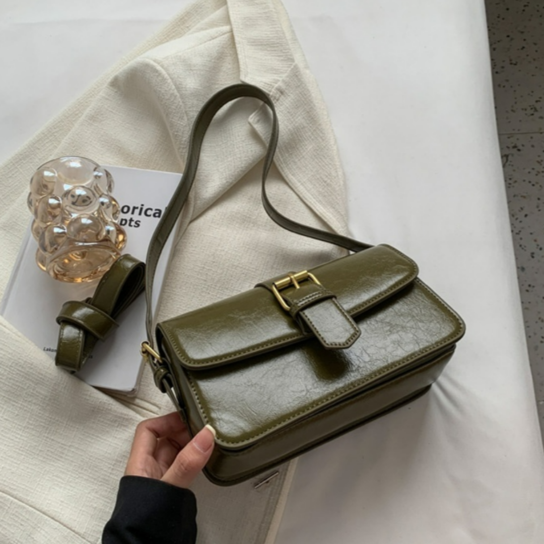 Umhängetasche für Damen ⎜ Kleine Retro-Schultertasche in Lackoptik mit Schnallendetail für vielseitige Outfits