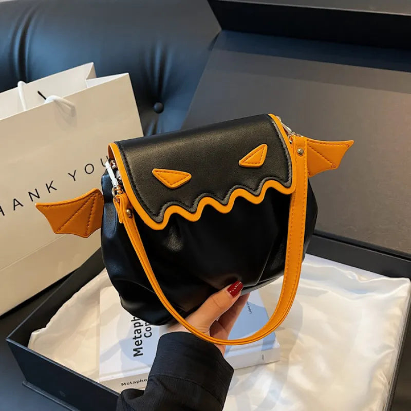 Umhängetasche für Damen ⎜ Verspielte Cloud-Bag mit Falten-Design und kontrastfarbenen Flügel-Details für besondere Anlässe