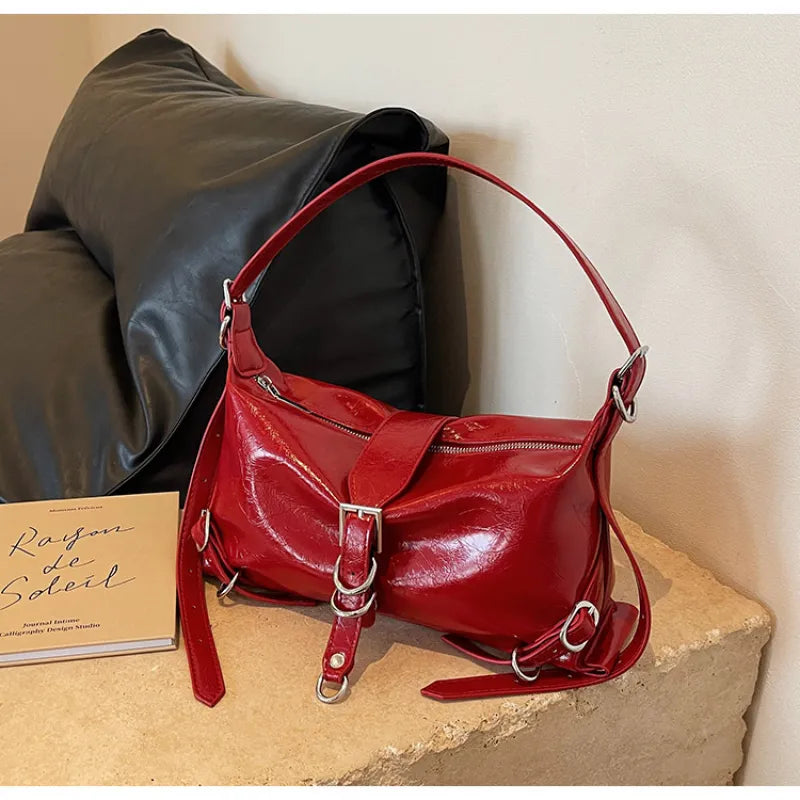 Schultertasche für Damen ⎜ Modische Underarm-Bag aus Lackleder mit Schnallen und großem Stauraum für den Alltag