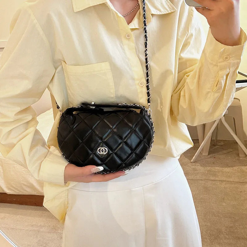 Umhängetasche für Damen ⎜ Gestepptes Halbmond-Design mit Kettengurt für elegante Sommer-Looks