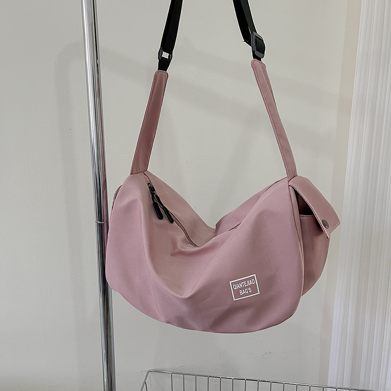 Sportliche Schultertasche für Damen ⎜ Leichte Umhängetasche aus Nylon mit viel Stauraum für Alltag und Reisen