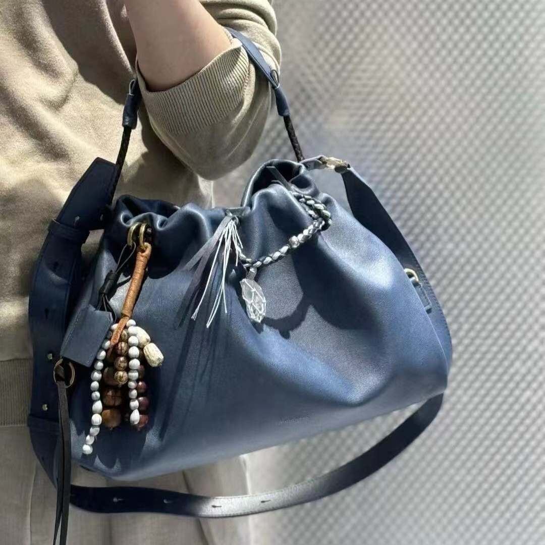 Damen Schultertasche aus Leder ⎜ Große Beuteltasche mit Kordelzug und variablem Trageriemen