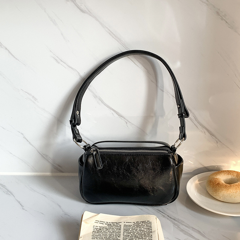 Schultertasche für Damen ⎜ Modische Baguette-Tasche im kompakten Design für Alltag und Ausgehen