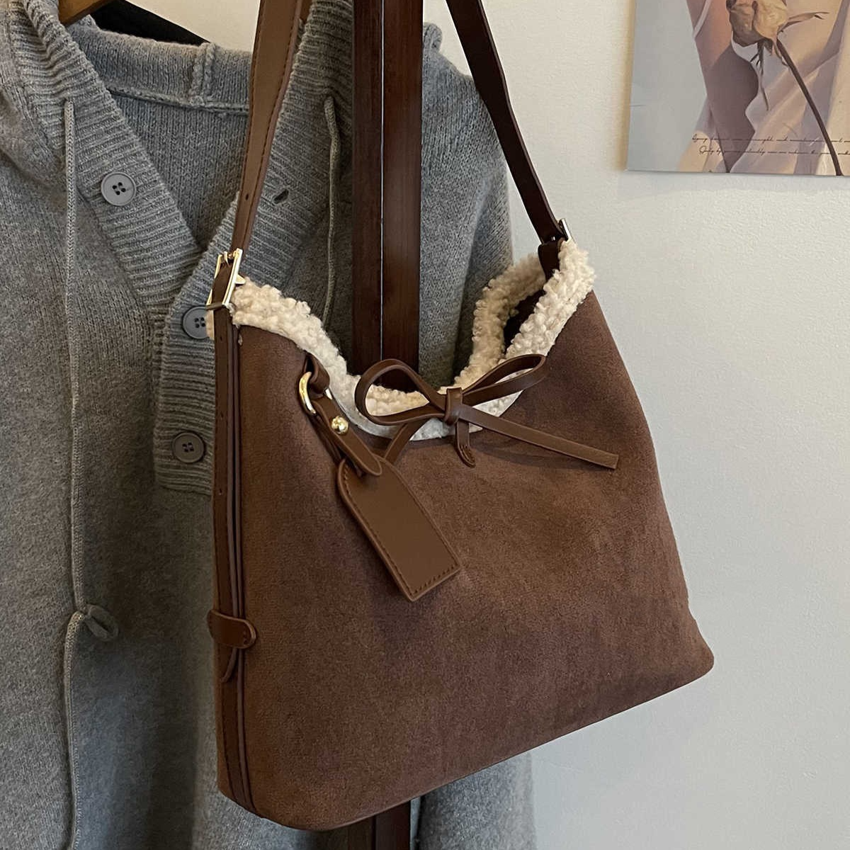 Umhängetasche für Damen ⎜ Große Retro-Schultertasche aus Wildlederimitat mit Teddyfutter für den Alltag
