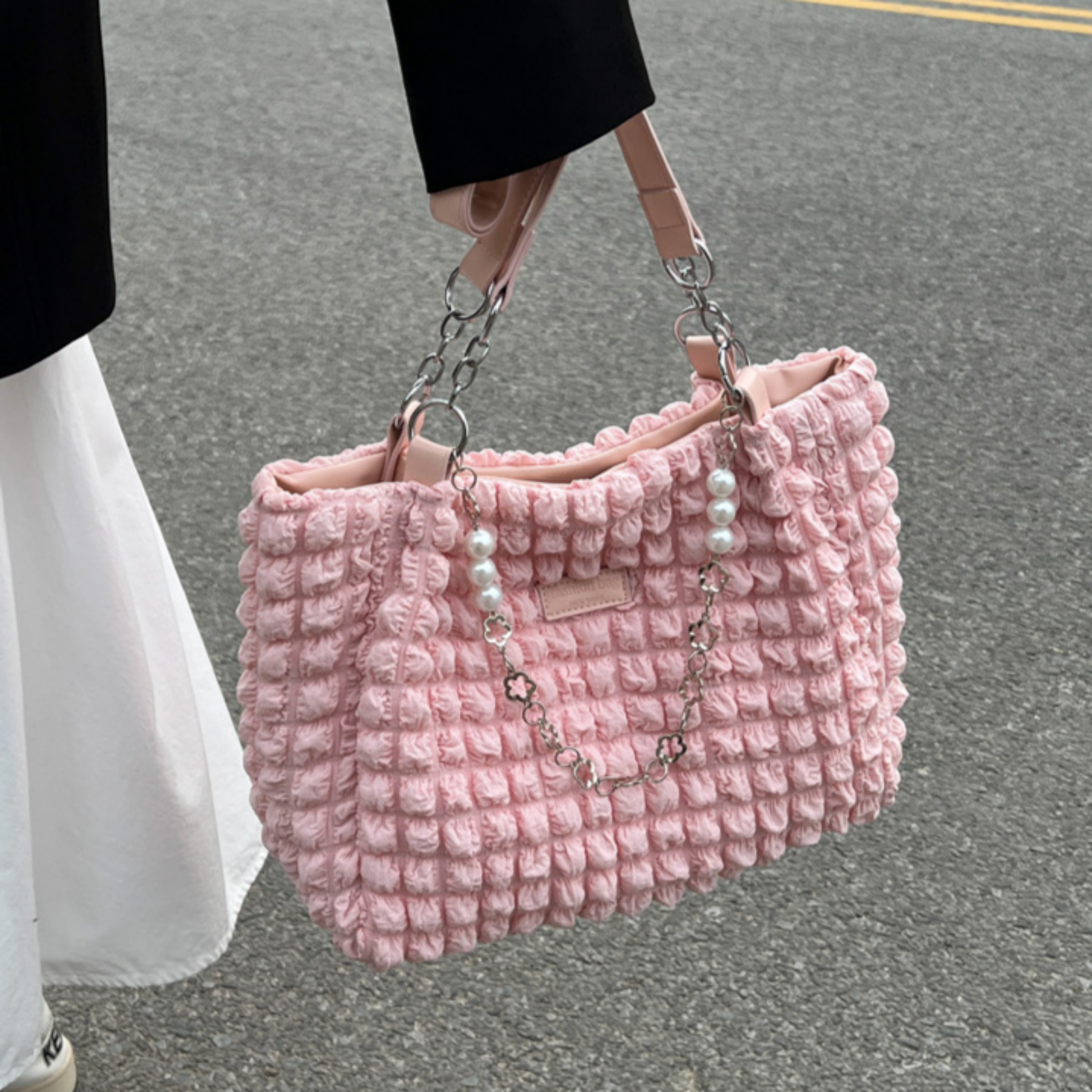 Tote Bag für Damen ⎜ Geräumige Schultertasche aus weichem Stoff mit Perlen- und Kettenakzenten