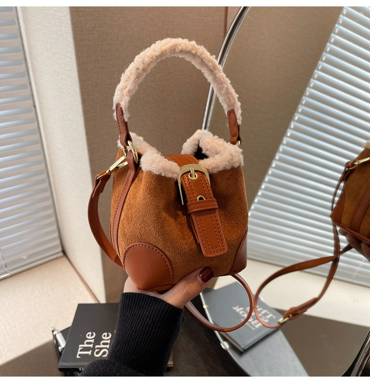 Umhängetasche für Damen ⎜ Kuschelige Handtasche mit Plüschbesatz und verstellbarem Riemen für kalte Tage