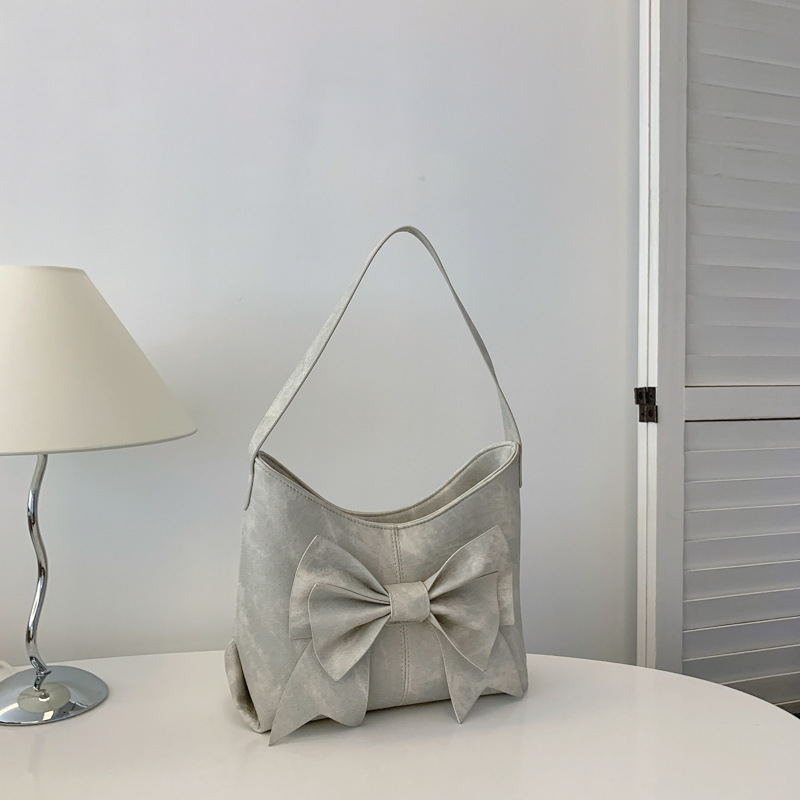 Umhängetasche für Damen ⎜ Modische Schultertasche mit großer Schleife und viel Stauraum für Alltag und Freizeit